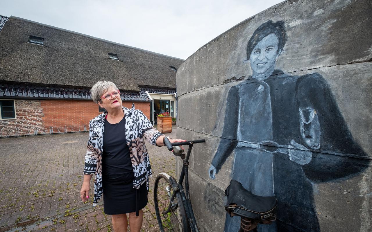 Voor 'Vrijheid, verstopt in beton' schilderde kunstenares Anneke Ekhart onder meer een portret van verzetsvrouw Katrijn Huizinga op de silo naast de CazemierBoerderij in Tolbert. 