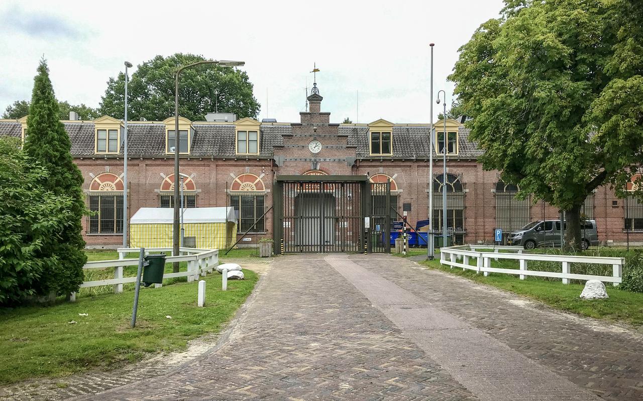 Aan de buitenkant van gevangenis Esserheem in Veenhuizen mag niets veranderd worden. Aan de buitenkant van gevangenis Esserheem in Veenhuizen mag niets veranderd worden.