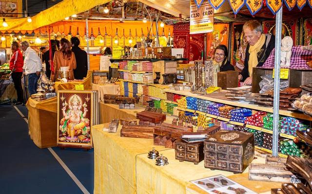 ASESE Festival: traditionele Molukse danktafel in Gouverneurstuin in Assen