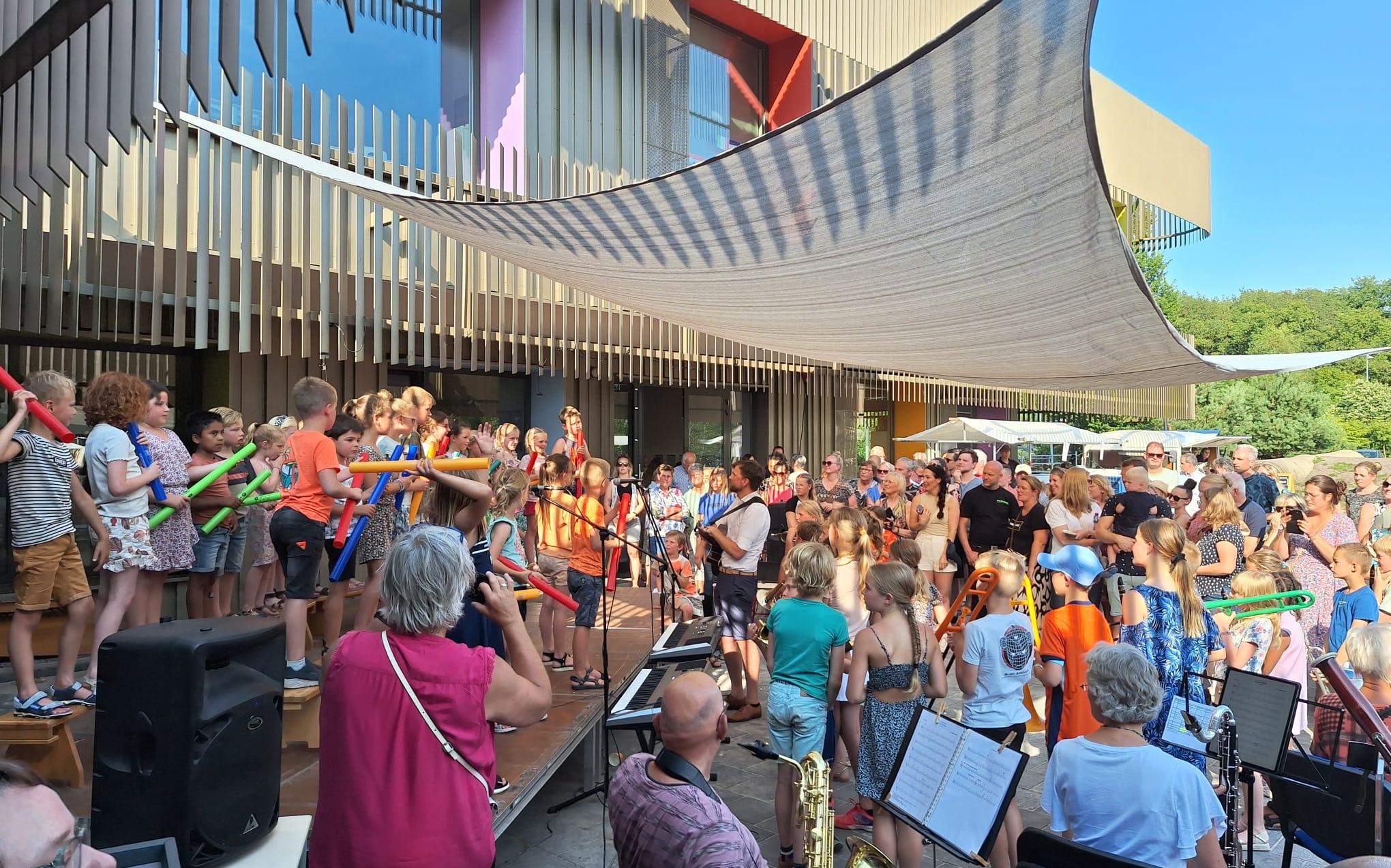 Leerlingen CKC De Wegwijzer en leden van Het Orkest uit Westerbork presenteren muziekfestival