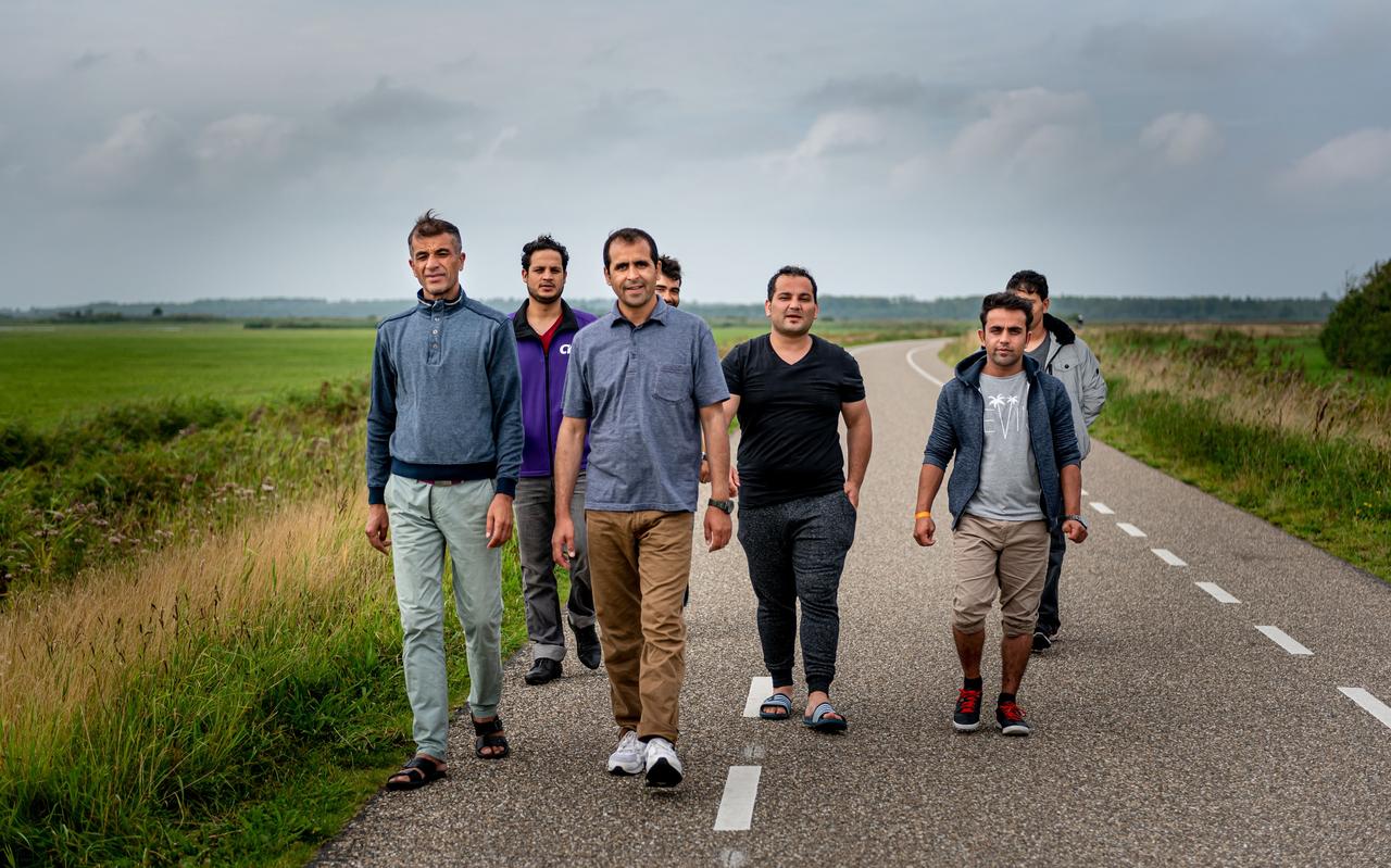 Zabiullah Malilczada (zwart shirt) en zijn vrienden lopen via de Strandweg van de kazerne naar Zoutkamp. Zabiullah Malilczada (zwart shirt) en zijn vrienden lopen via de Strandweg van de kazerne naar Zoutkamp.