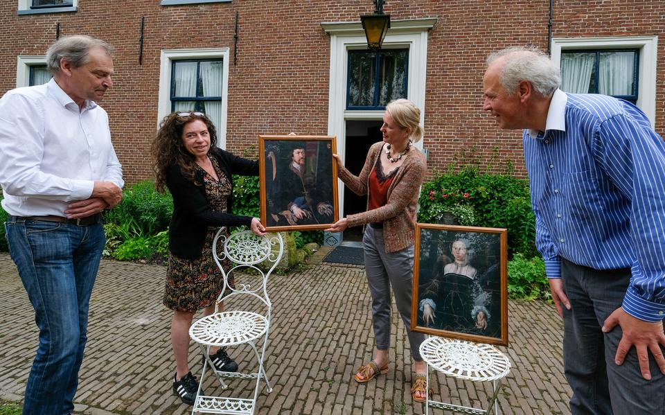 Een kopie van het schilderij van Johan van Ewsum hangt in de havezate met daarbij een kopie van het portret van zijn vrouw Hendrick Cater. 