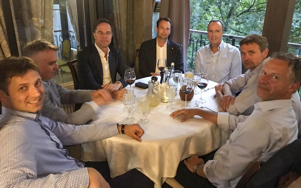 Premier Mark Rutte (VVD) in Kiev zat maandag in Kiev aan tafel met boer Kees Huizinga (tweede van rechts).