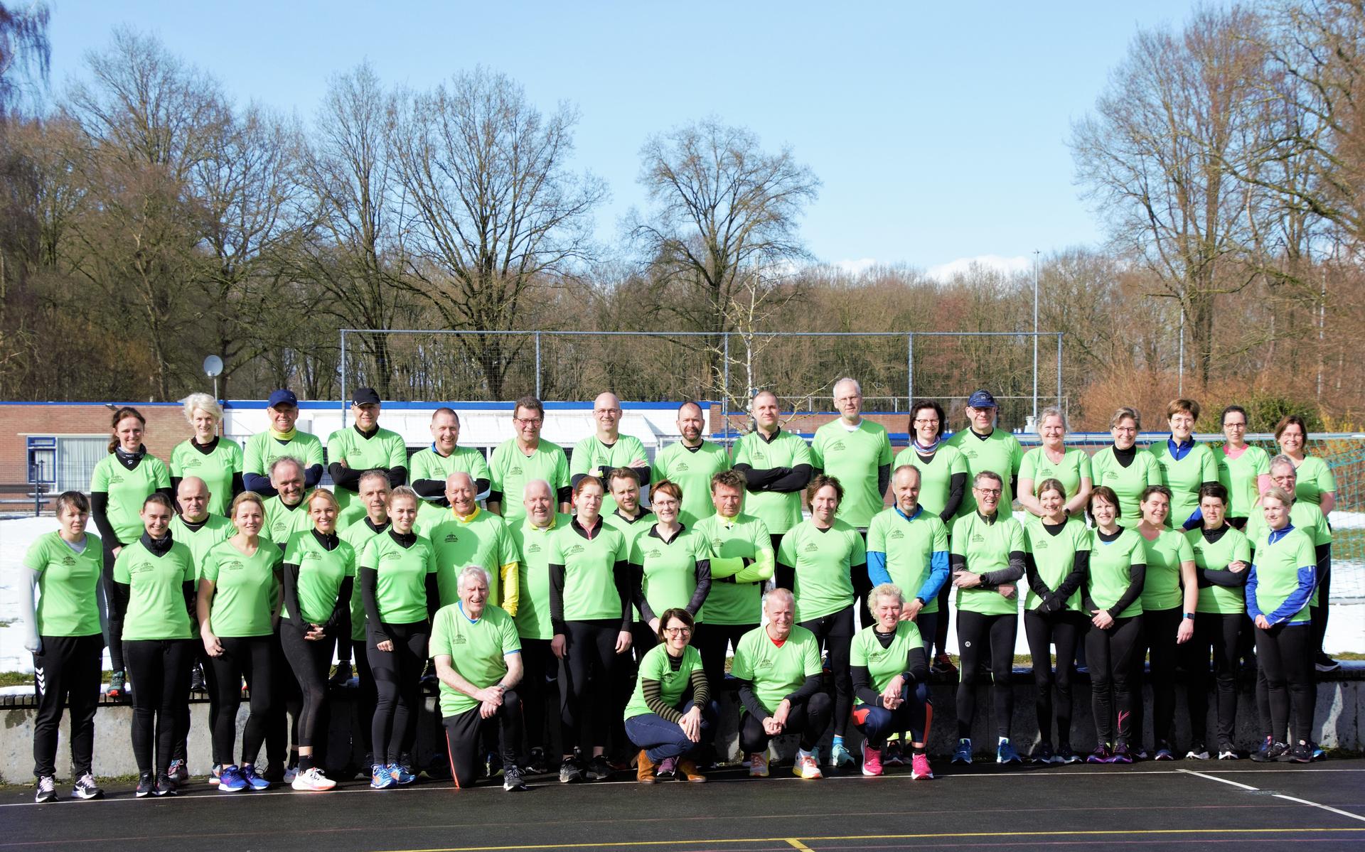 De deelnemers aan de clinics tonen het T-shirt.