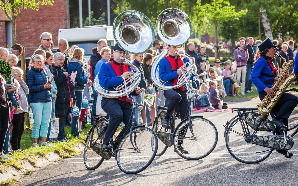 Bicycle Showband Crescendo fietste voorop bij de intocht van de avondvierdaagse in Winschoten