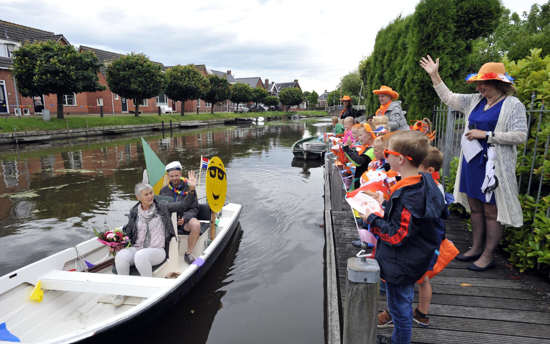 Juf Lidy uit Appingedam na 42 jaar toch nog met de boot naar school - Dagblad van het Noorden