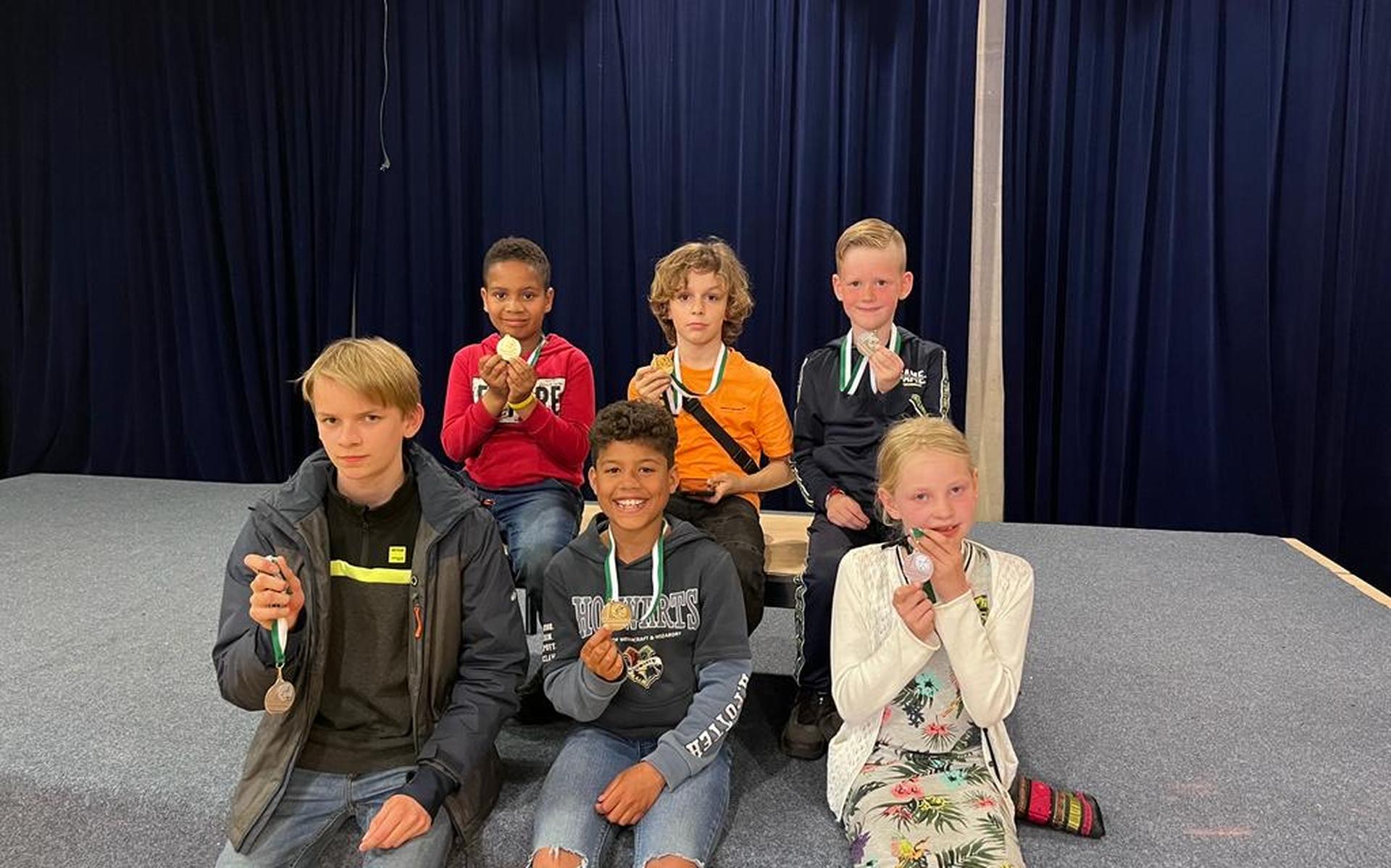 V oorste rij v.l.n.r.Jona, Deyon en Fianna, achterste rij: Bradley, Quinn en Albert. Kuba ontbreekt op de foto.