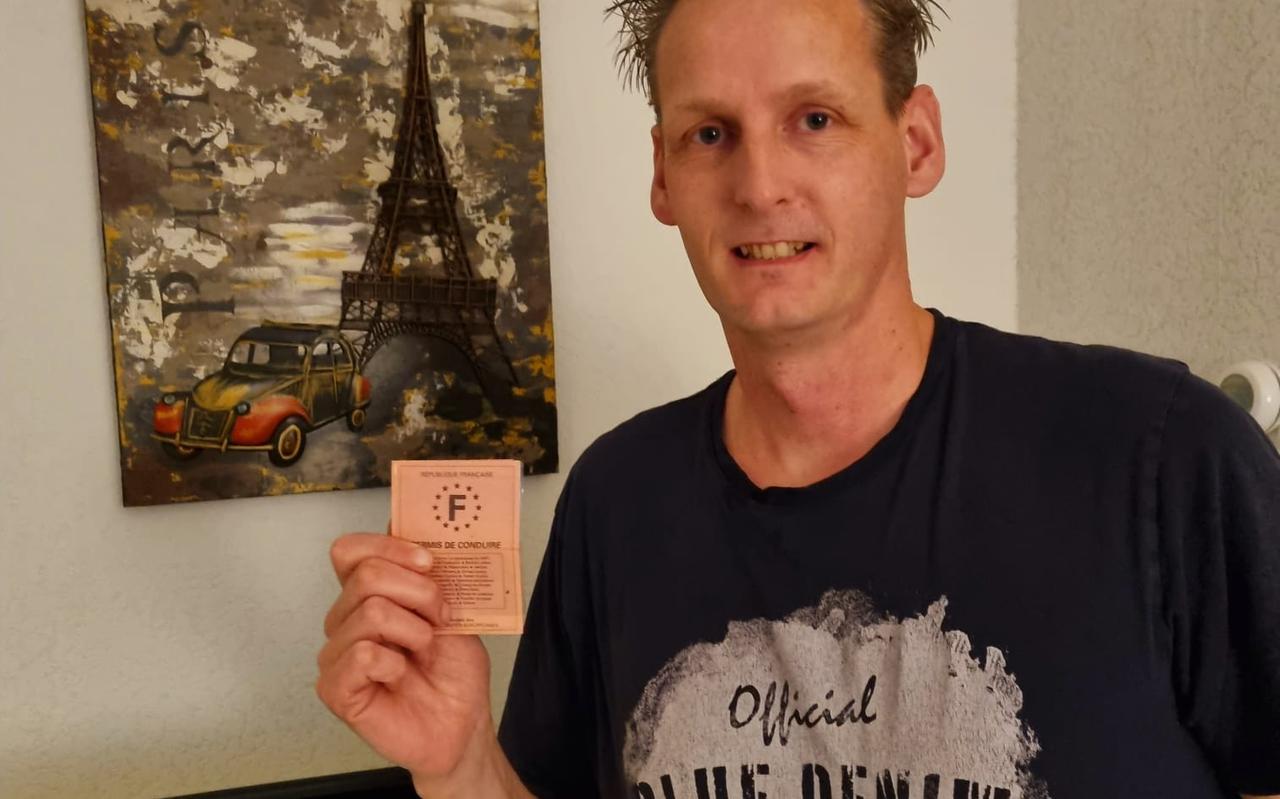 Wietse Pakes uit scheemda toont zijn Franse rijbewijs, die nog geldig is tot 2027.