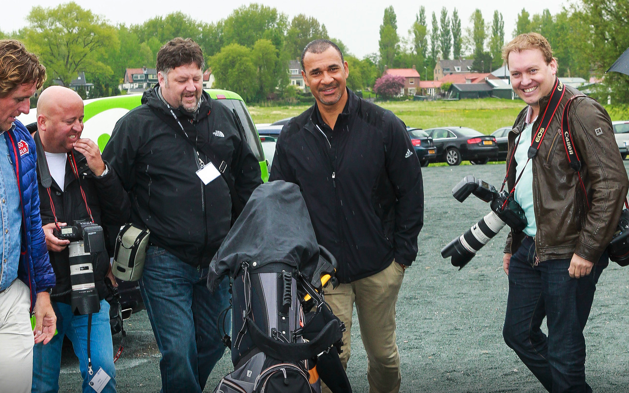 Paparazzo Ferry de Kok (links van Ruud Gullit) tijdens een liefdadigheidsevent met collega's Dennis van Tellingen (rechts) en Reni van Maren en Edwin Smulders (uiterst Links). Paparazzo Ferry de Kok (links van Ruud Gullit) tijdens een liefdadigheidsevent met collega's Dennis van Tellingen (rechts) en Reni van Maren en Edwin Smulders (uiterst Links).