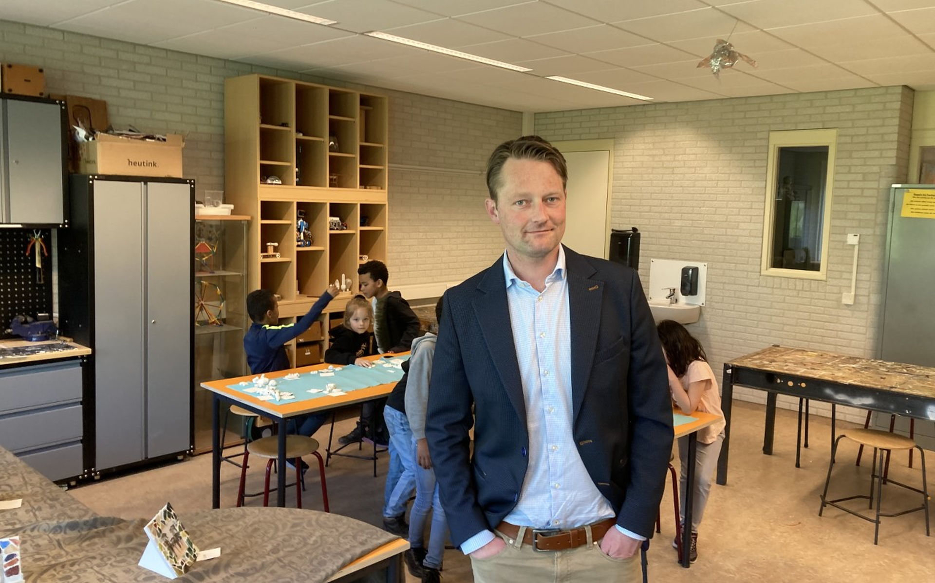 Op de foto: Directeur Jans Ronda van de scholen De Borgstee en Triangel allebei in Grijpskerk: 'Uit samenwerking is winst te behalen'.