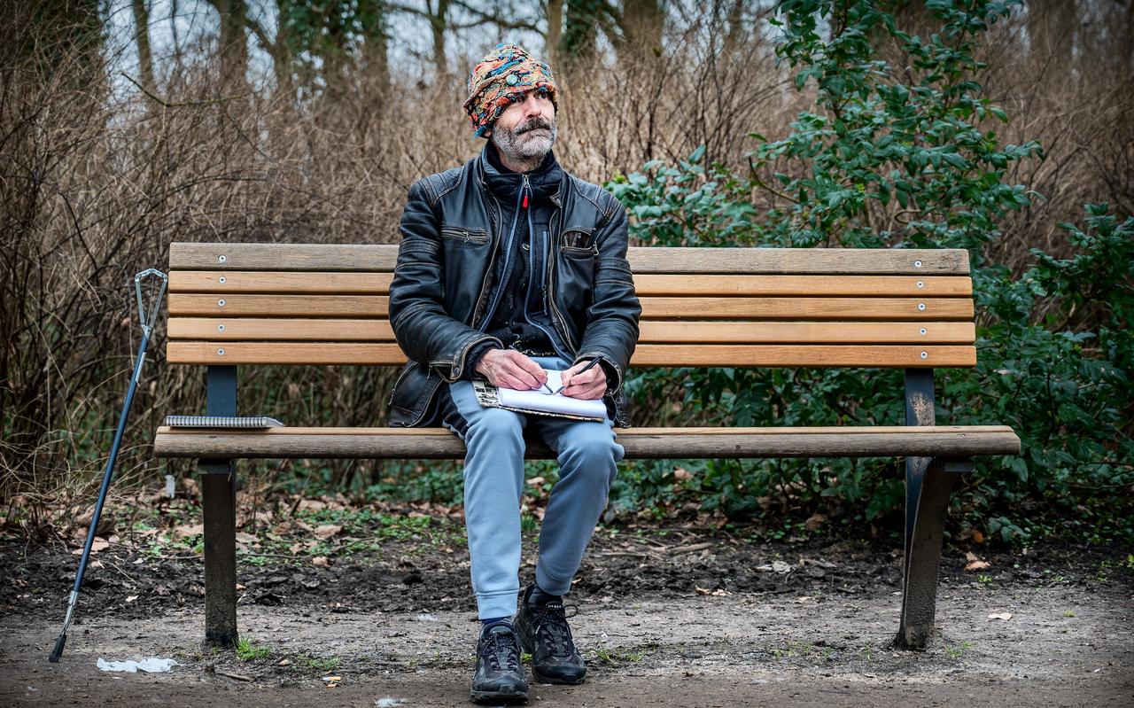René Huitema zit vaak te tekenen ergens in de stad op een bankje of een visserskrukje. René Huitema zit vaak te tekenen ergens in de stad op een bankje of een visserskrukje.