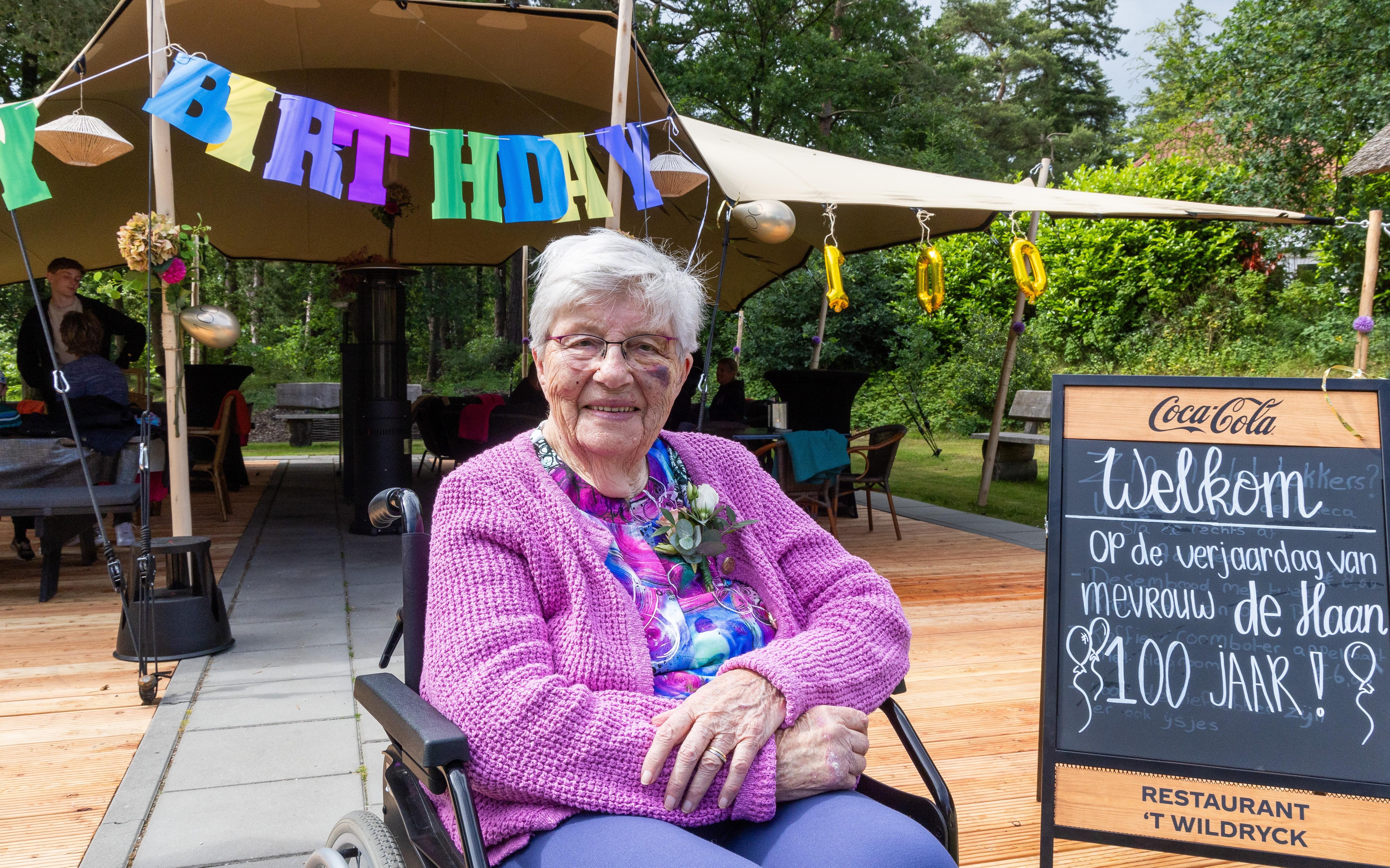 Geertje de Haan-Tor uit Dwingeloo is 100 jaar: 'Daar hoef je niks voor te doen'