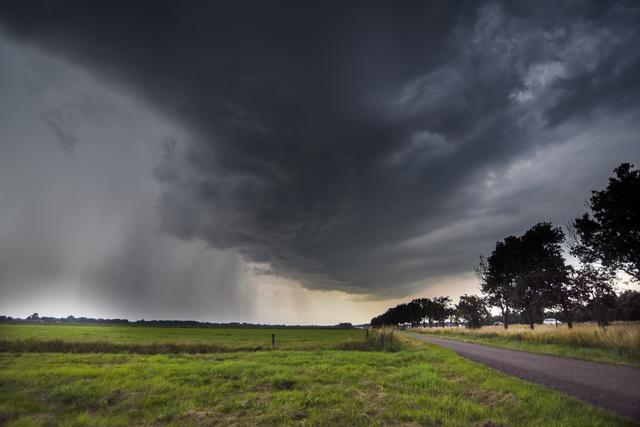 LIVE | Code oranje in Drenthe en Groningen vanwege onweer. Bliksem ingeslagen bij Concert at Sea