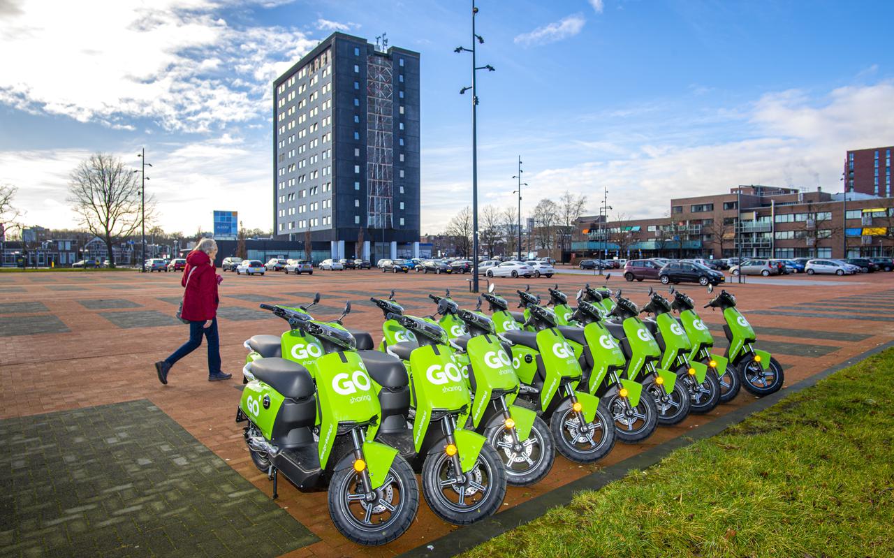 De eerste deelscooters zijn gearriveerd in Assen. Hier staan een aantal geparkeerd op het Veemarktterrein.