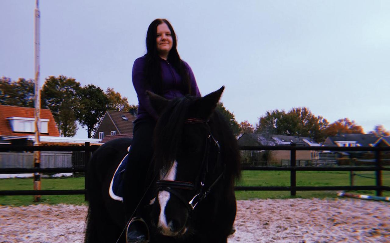 Lisanne Bruins met haar paard Tess. Lisanne Bruins met haar paard Tess.