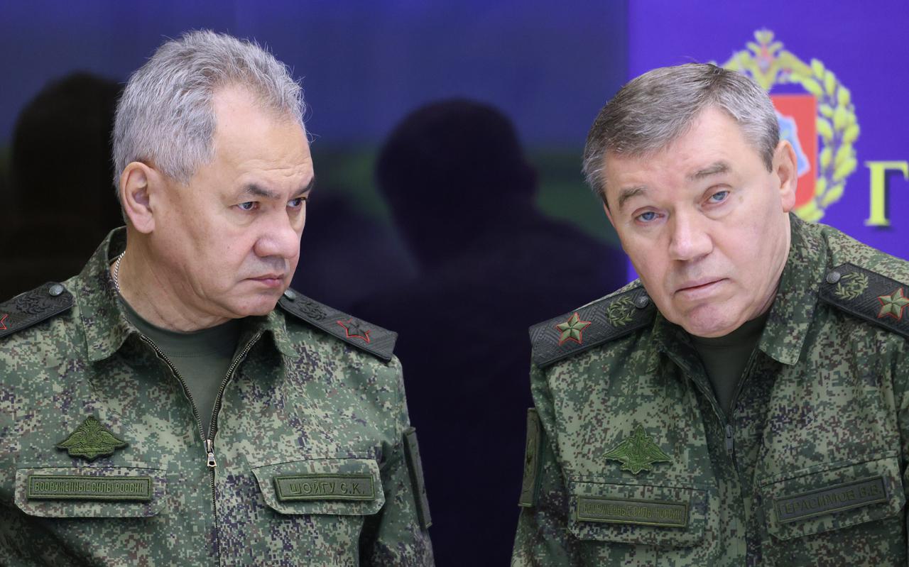 Minister van Defensie Sergei Sjojgoe (links) stelt zijn stafchef ­Valeri ­Gerasimov (rechts) aan als nieuwe leider van de Russische troepen in Oekraïne.