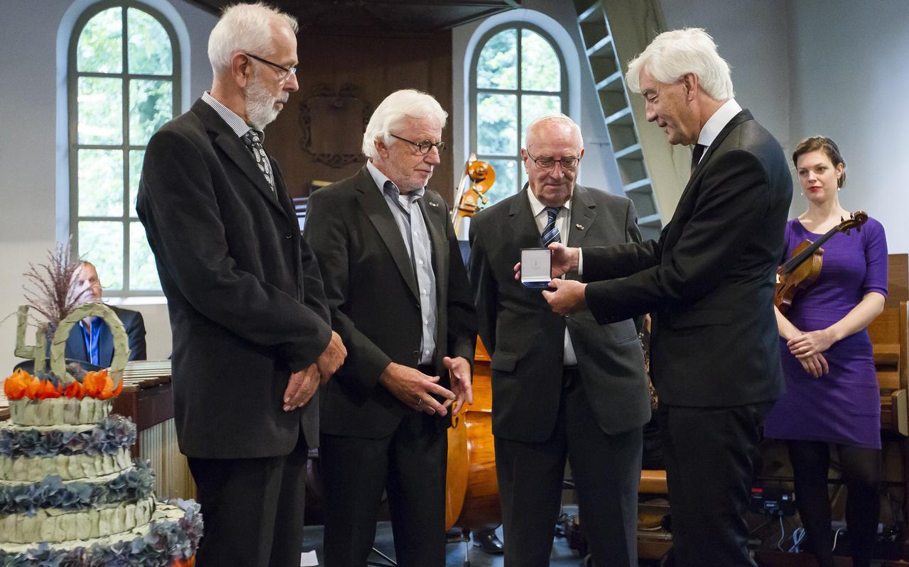 Abel Boelema, Willem Friedrich en Edo Edens (van links naar rechts) kregen in 2015 de Erepenning van Max van den Berg. Abel Boelema, Willem Friedrich en Edo Edens (van links naar rechts) kregen in 2015 de Erepenning van Max van den Berg.