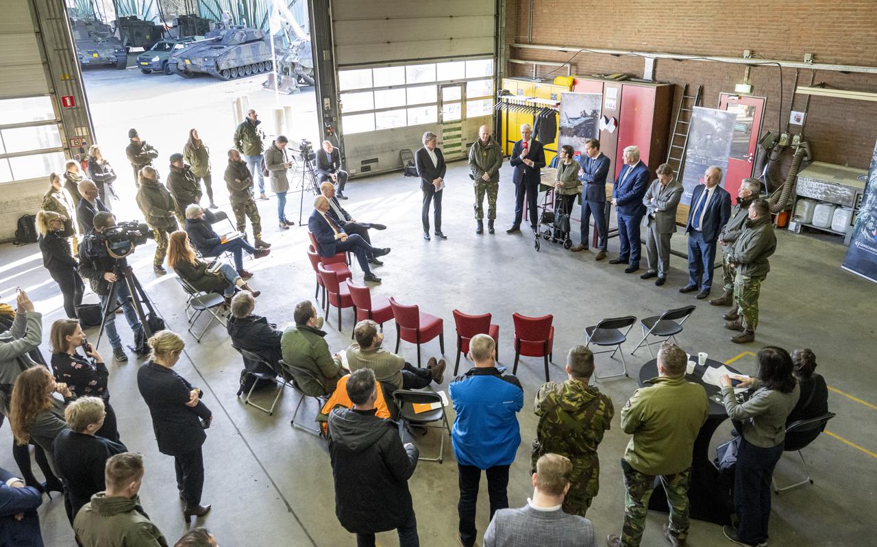 Maandag werd een gezamenlijk voornemen ondertekend over de toekomst van de twee Drentse kazernes. Maandag werd een gezamenlijk voornemen ondertekend over de toekomst van de twee Drentse kazernes.