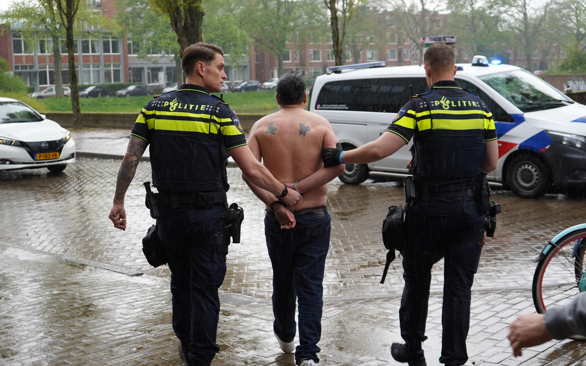 De politie heeft na een vechtpartij bij de supermarkt in Groningen een man aangehouden.