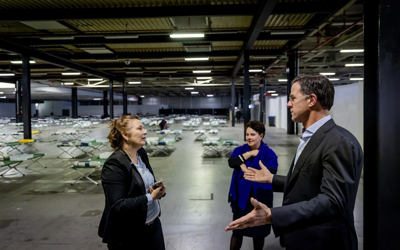 Premier Mark Rutte en burgemeester Sharon Dijksma tijdens een rondleiding in de noodopvang-hub in de Jaarbeurs, waar Oekraiense vluchtelingen worden opgevangen.