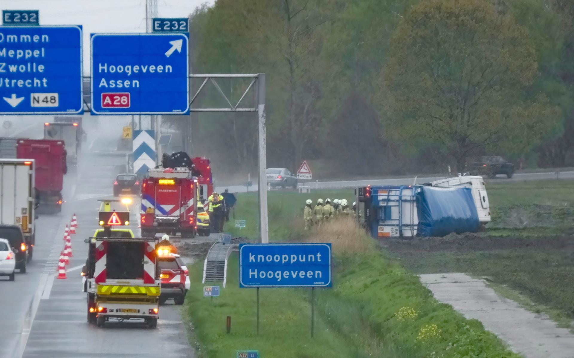 Vrachtwagen kantelt op A37 bij Hoogeveen.