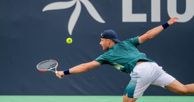 Tennisser Max Houkes uit Sleen verliest bij zijn debuut op Wimbledon. ‘Ik kon wel aardig mee op zijn