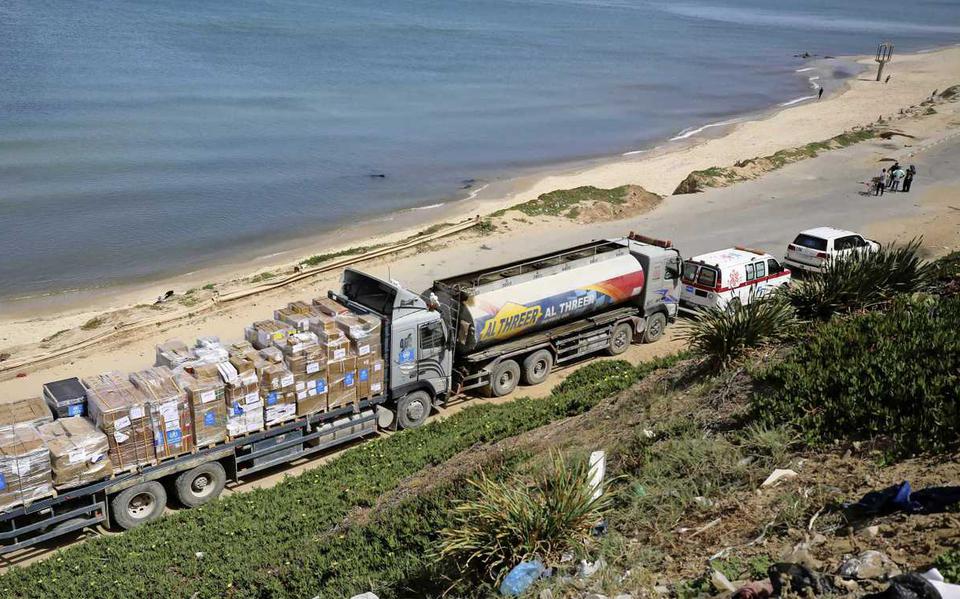 Vrachtwagens met hulpgoederen moeten wachten tot ze toestemming krijgen om Gaza binnen te gaan.