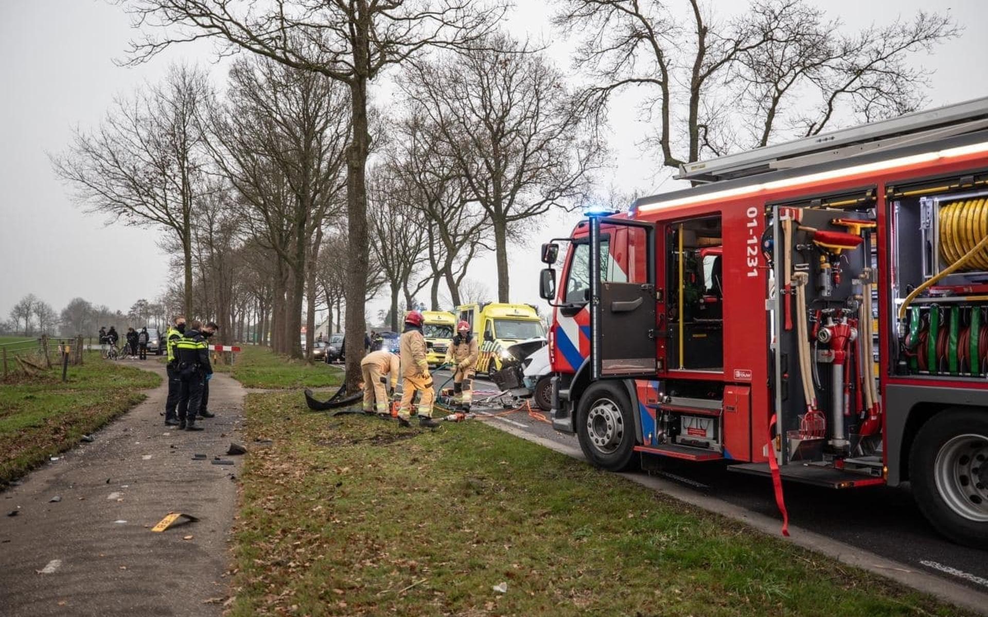 Ernstig ongeluk bij Oldekerk: busje met vier inzittenden botst tegen boom
