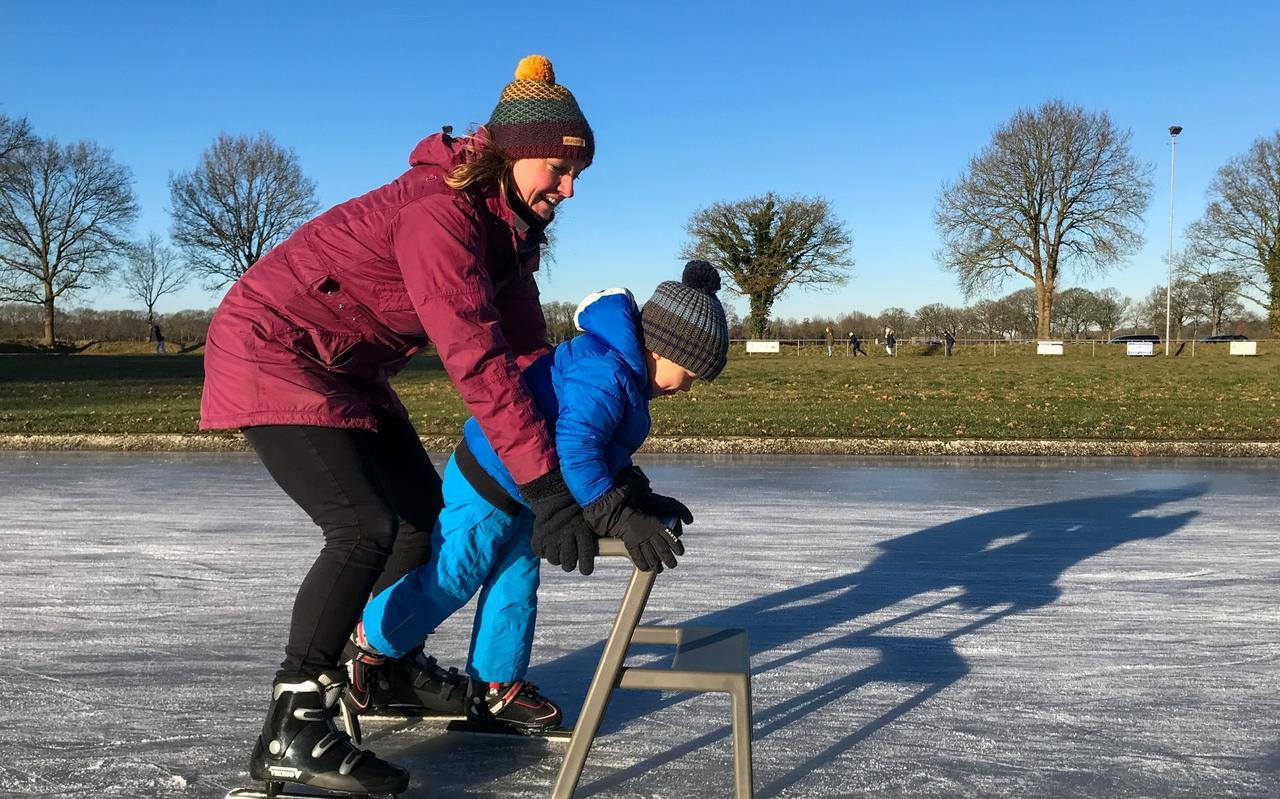 Judith van den Berghe geniet met zoon David (4) extra van het schaatsen in Noordlaren omdat de cursussen op de kunstijsbaan zijn afgelast. Judith van den Berghe geniet met zoon David (4) extra van het schaatsen in Noordlaren omdat de cursussen op de kunstijsbaan zijn afgelast.