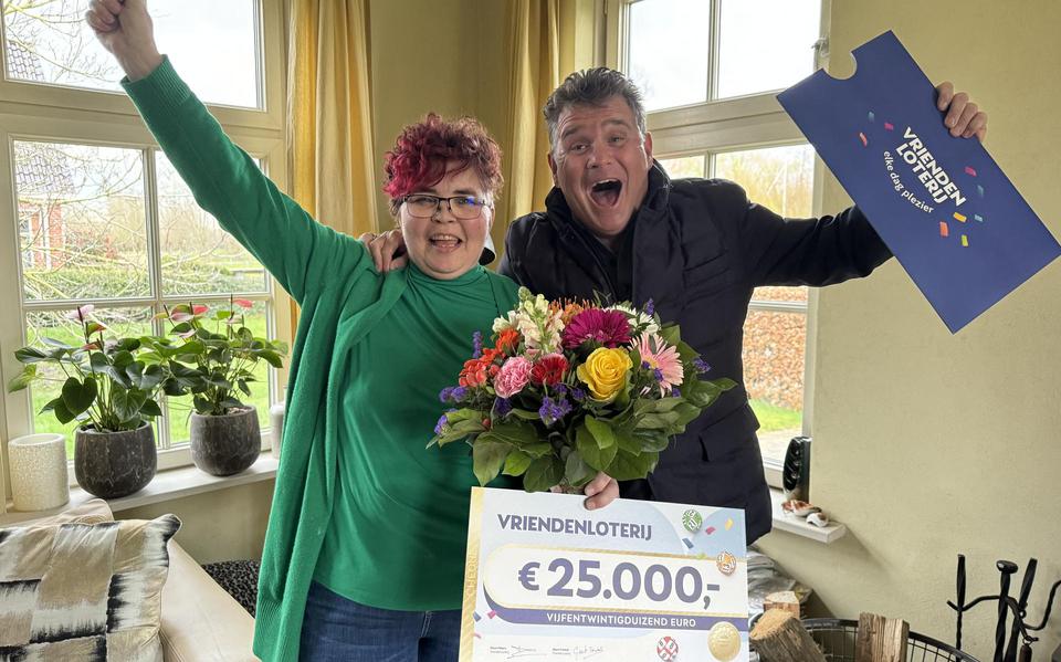 Trea uit Jonkersvaart heeft bij de VriendenLoterij 25.000 euro gewonnen. Ze werd thuis verrast door Wolter Kroes.  