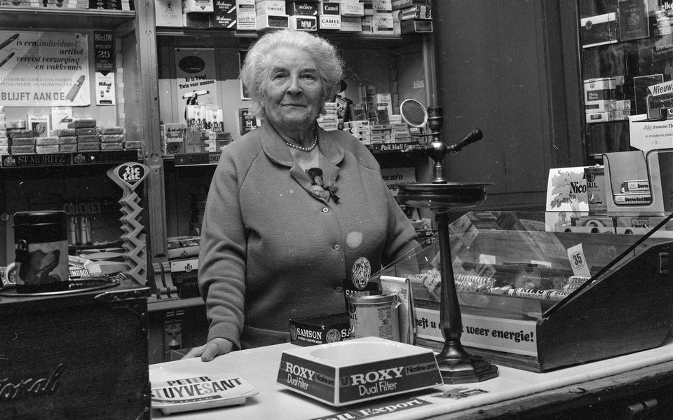 Tettje Hemmen in haar tabakswinkel aan de Oude Kijk in ’t Jatstraat.
