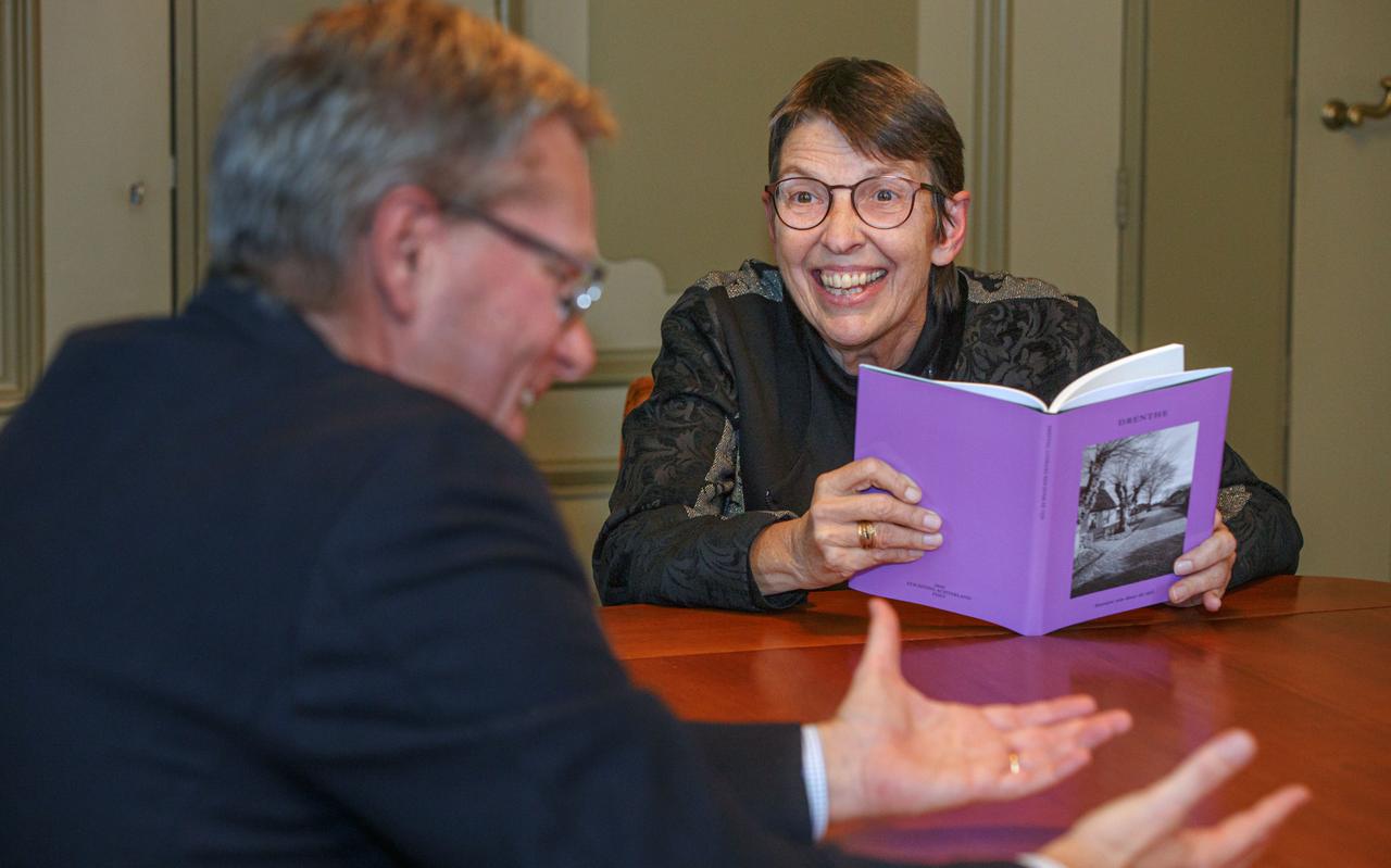 Jan-Paul Rosenberg en Jetta Klijnsma met de bundel. Jan-Paul Rosenberg en Jetta Klijnsma met de bundel.