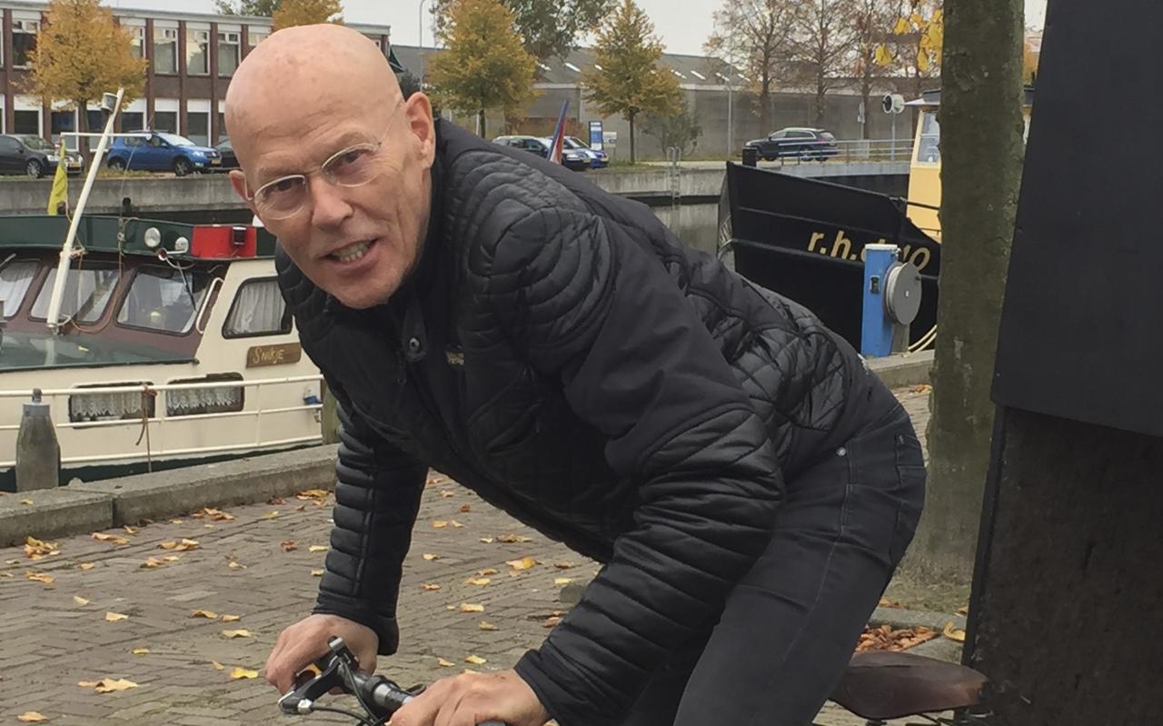 Koos van Dijk op de fiets in Winschoten. ,,Herman deed altijd iets bijzonders als er iets belangrijks stond te gebeuren." Foto: Archief DvhN
