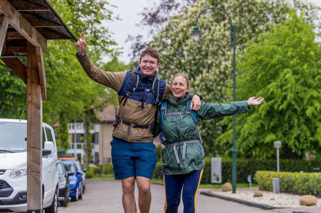 Wandelaars genieten van natuur tijdens wandelvierdaagse in Exloo. ‘Bij stempelpost even biertje geno