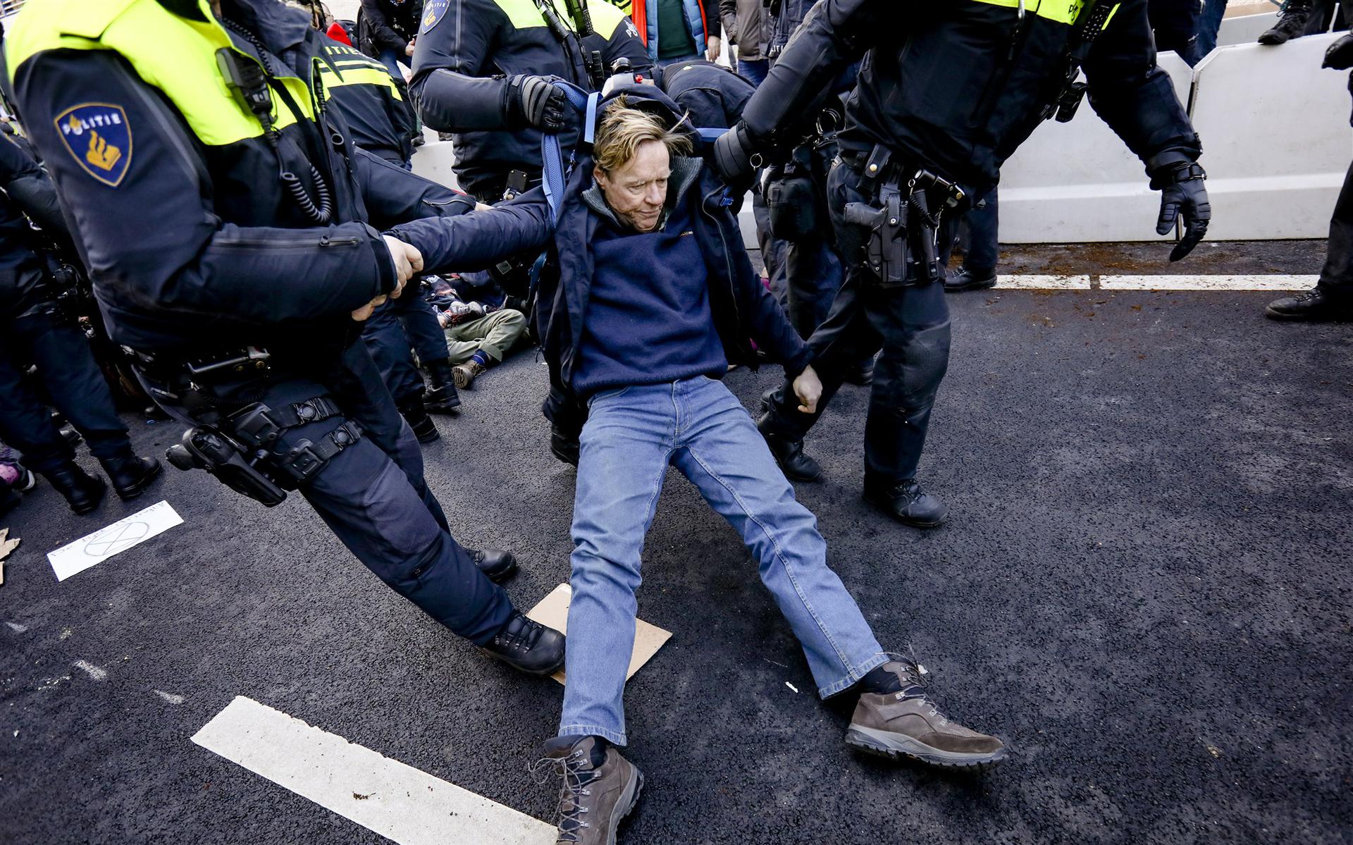 Een klimaatdemonstrant wordt gearresteerd tijdens de actie in Den Haag zaterdag.