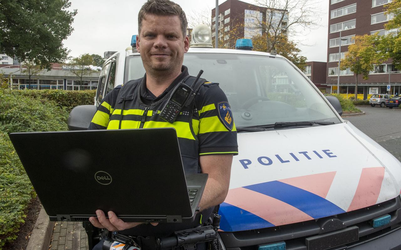 Coen Kempeneers, digitaal wijkagent. Eerst in Groningen-zuid, sinds kort in Zuidoost-Drenthe. ,,Gamen is een prachtig middel om met bepaalde jongeren in contact te komen. Het is niet veel anders dan een potje meevoetballen op straat.'' Coen Kempeneers, digitaal wijkagent. Eerst in Groningen-zuid, sinds kort in Zuidoost-Drenthe. ,,Gamen is een prachtig middel om met bepaalde jongeren in contact te komen. Het is niet veel anders dan een potje meevoetballen op straat.''
