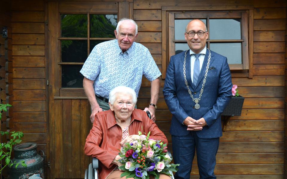 Piet en Riek Leever uit Gieten zijn 65 jaar getrouwd.