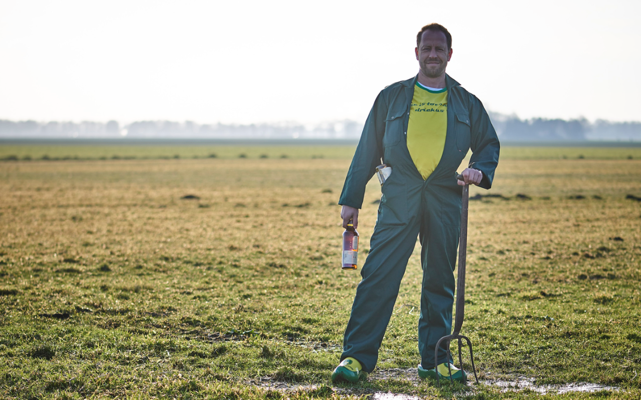 Stef van der Ziel als 'broccoliboer Driekus Vierkant' tijdens een fotoshoot Stef van der Ziel als 'broccoliboer Driekus Vierkant' tijdens een fotoshoot