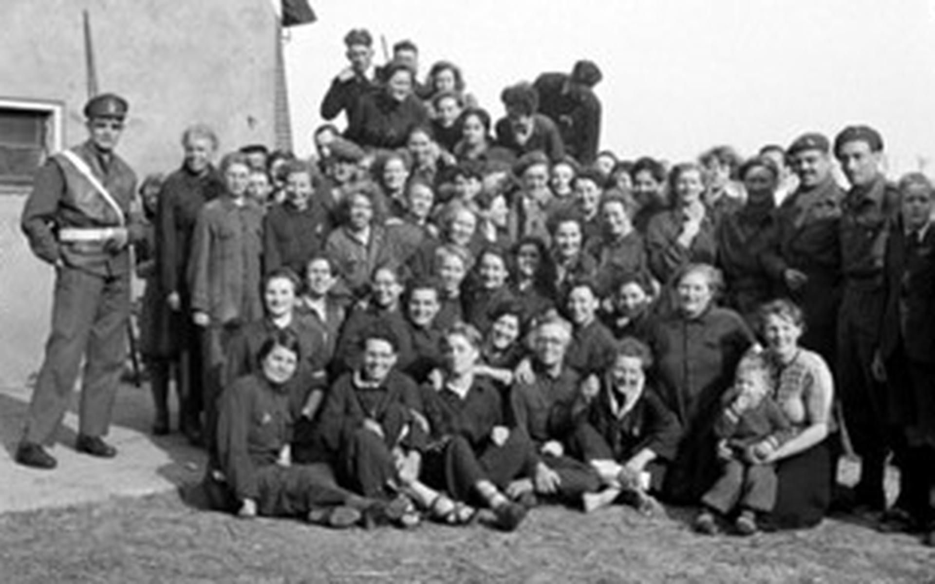 Lopen in de voetsporen van de 116 verzetsstrijdsters die in april 1945 gedwongen werden uit Kamp Westerbork te vertrekken, zonder weten waar heen ze zouden gaan. 