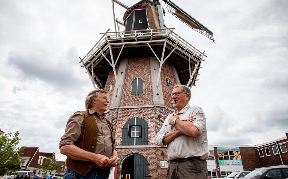 Jan Kugel (links) en toenmalig voorzitter Nico Papineau Salm van De Hollandche Molen voor Molen Edens.