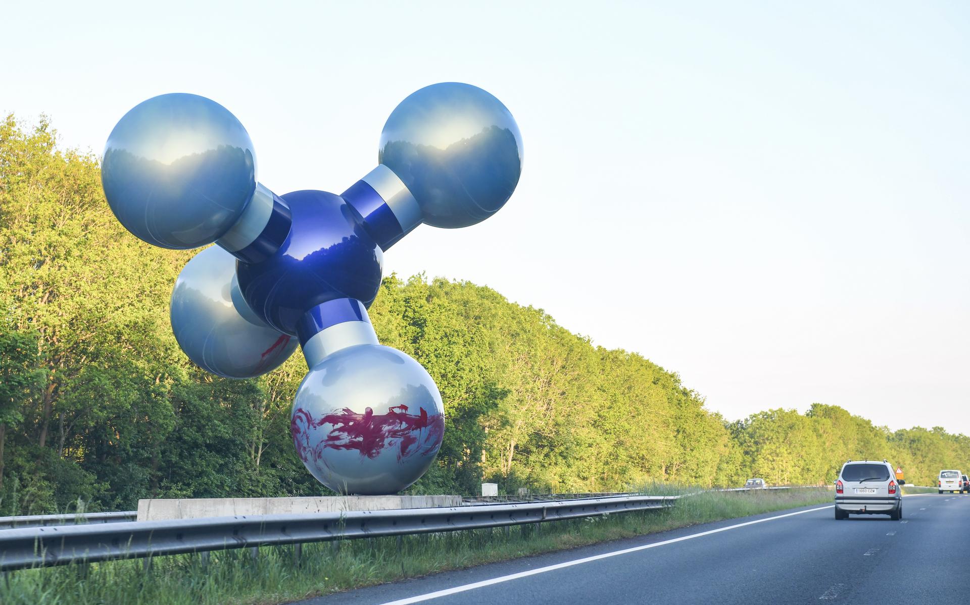 Het gasmolecuul langs de A7 is beklad met verf.