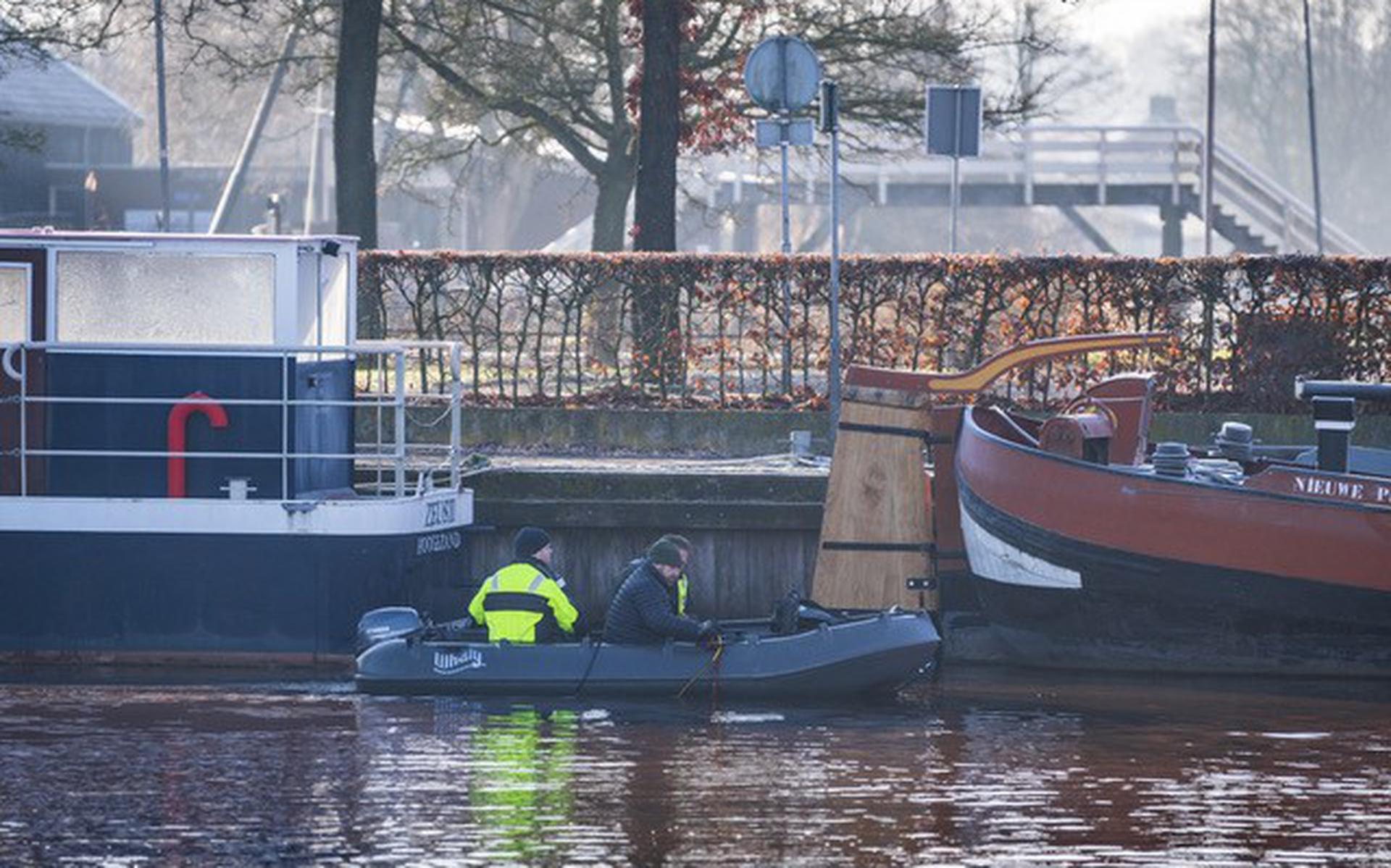 De politie kamt met een sonartorpedo en onderwaterdrone het haventje in Sappemeer uit.