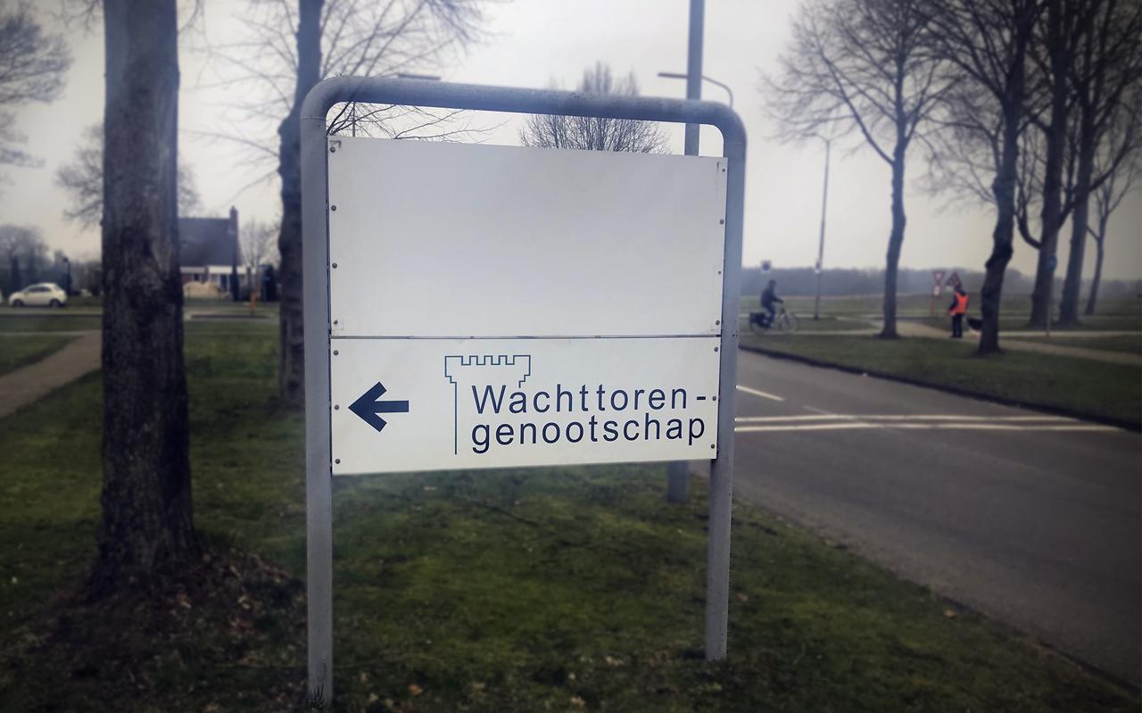 Het hoofdkantoor van Jehova's Getuigen is gevestigd in Emmen.