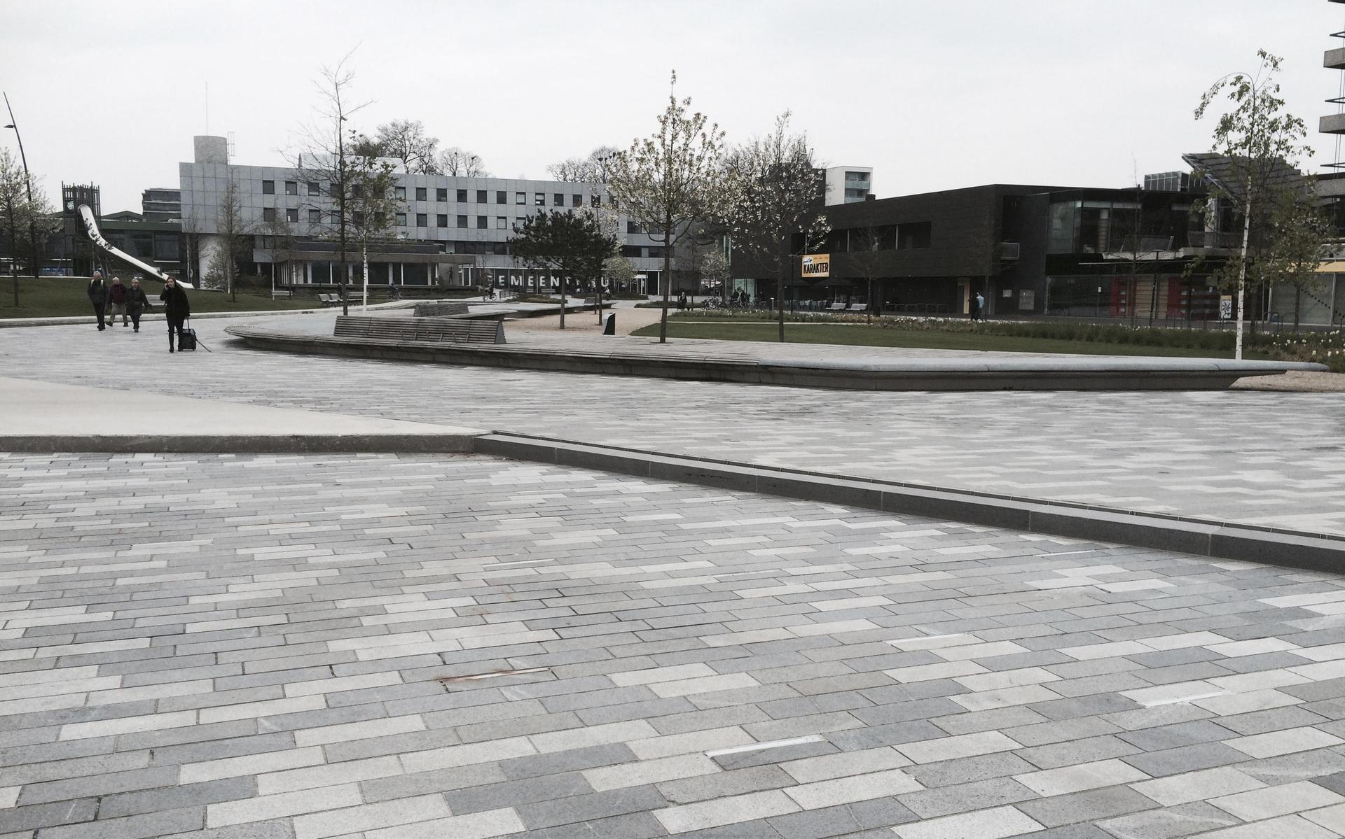 Het Raadhuisplein, waar zaterdagnacht een man zwaar werd mishandeld.