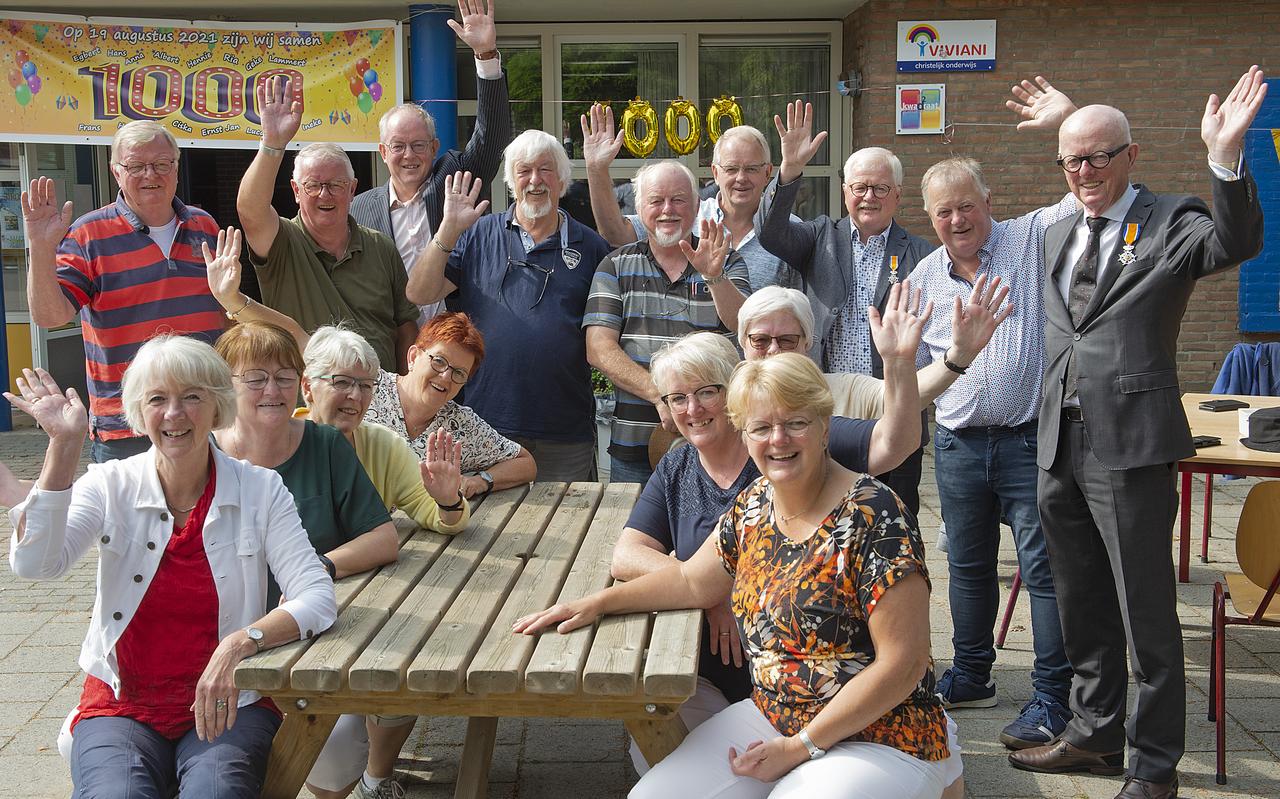 Familie Bouwers samen 1000 jaar oud. Achter van links naar rechts: Lucas, Hans, Ernst-Jan, Egbert, Albert, Lammert, Harrie, Ger, Frans. Aan picknickbank van links naar rechts: Geke, Anna, Hennie, Ria, Ineke, Ciska, Ada. Familie Bouwers samen 1000 jaar oud. Achter van links naar rechts: Lucas, Hans, Ernst-Jan, Egbert, Albert, Lammert, Harrie, Ger, Frans. Aan picknickbank van links naar rechts: Geke, Anna, Hennie, Ria, Ineke, Ciska, Ada.