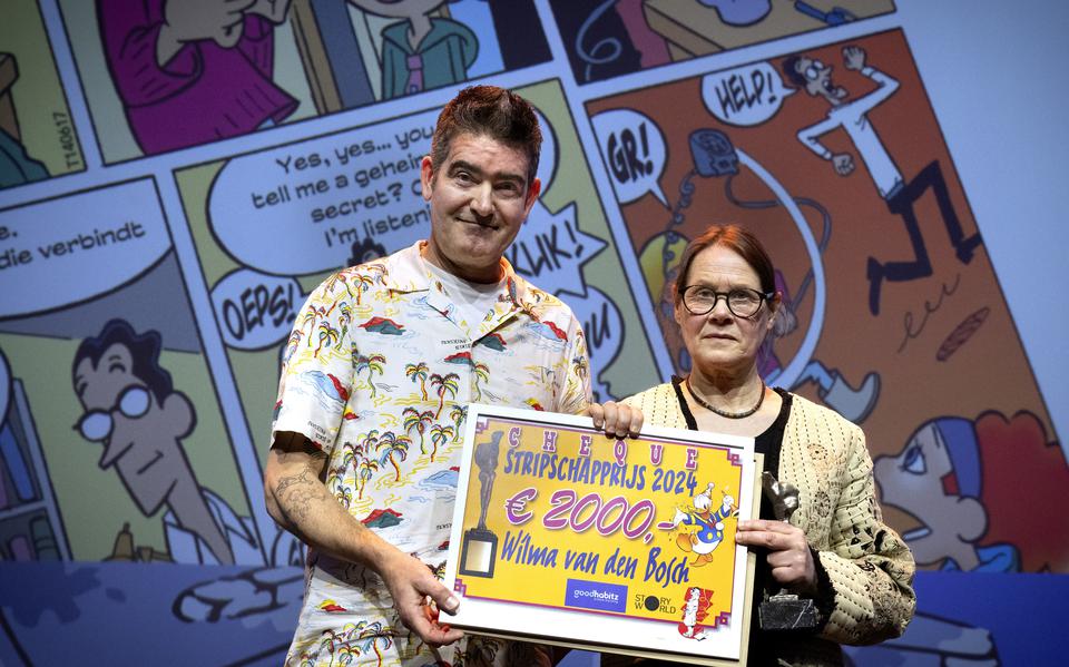 Donald Duck-tekenaar Wilma van den Bosch krijgt de Stripschapprijs uitgereikt door Striptekenaar des Vaderlands Jan Vriends.