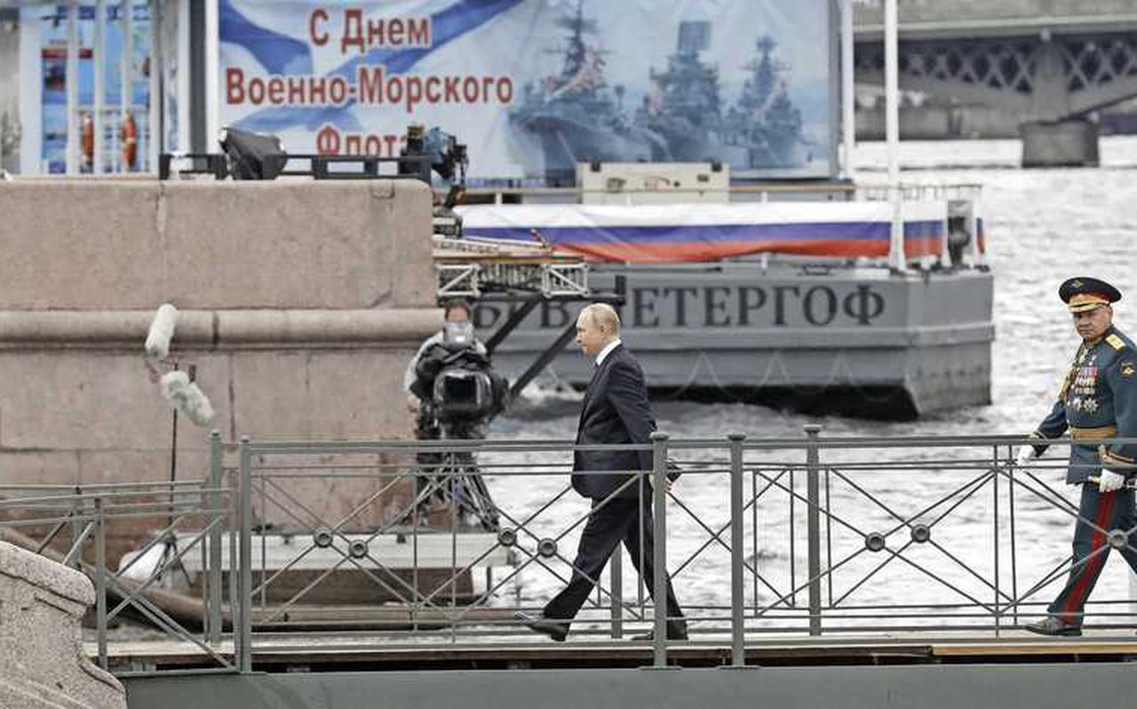 Poetin bezoekt de haven van Sint Petersburg in juli van dit jaar.