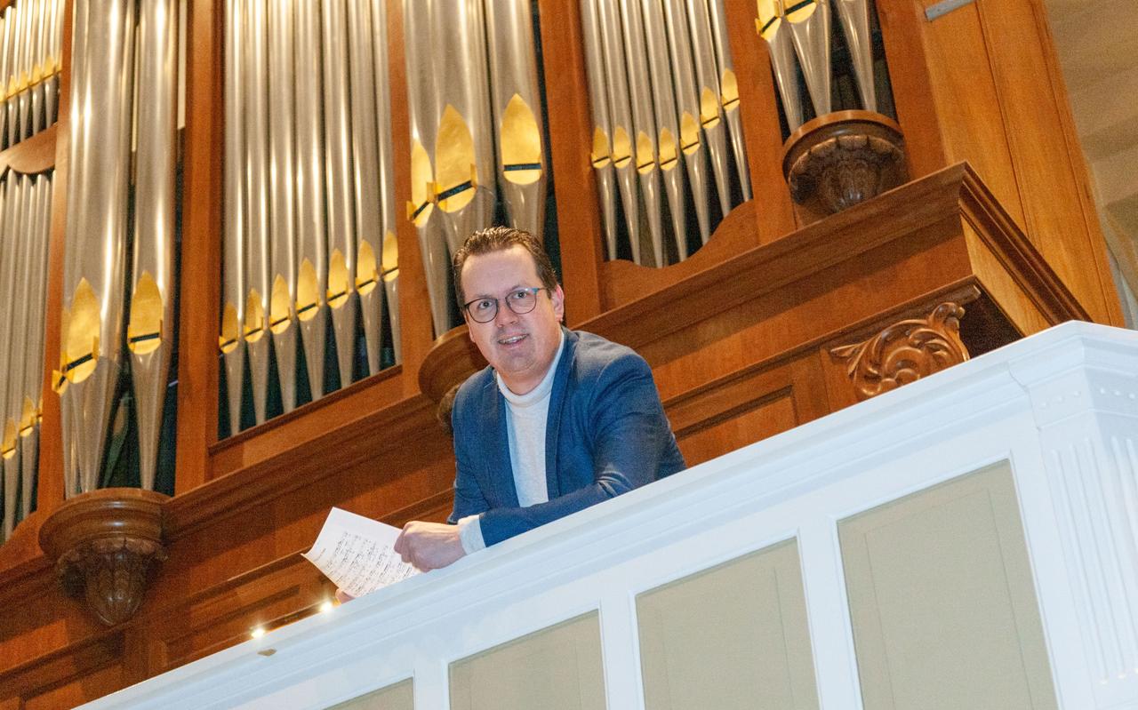 Ronald IJmker achter het orgel van de Hervormde kerk in De Krim: “Je moet niet altijd het publiek naar de mond willen zingen." Ronald IJmker achter het orgel van de Hervormde kerk in De Krim: “Je moet niet altijd het publiek naar de mond willen zingen."