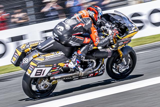 LIVE | Harley-Davidson fan Martin uit Hamburg kwam voor deze ene race naar de TT in Assen