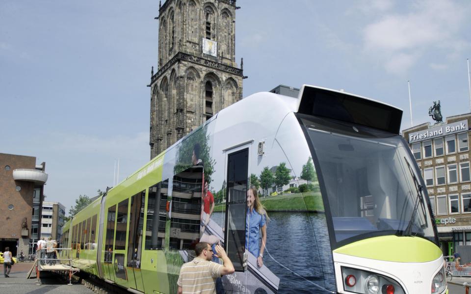 Een tram p de Grote Markt moest Groningen jaren terug enthousiast maken vor de komst van de tram in de stad.